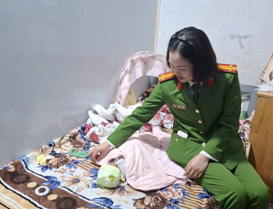 Cong an xa Viet Hoa thong bao tim nguoi than cho be gai bi bo roi. Ảnh: Cong an phuong Viet Hoa