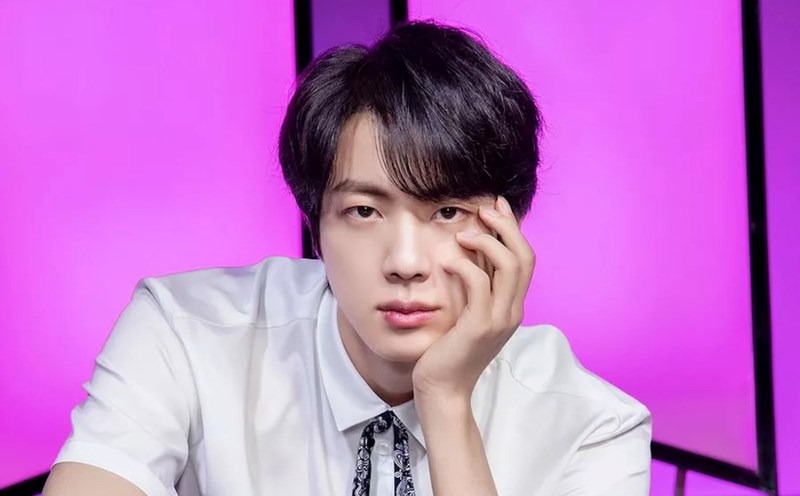  Jin (BTS) da chia se ve chuyen hen ho cua cac than tuong. (Anh Lotte)