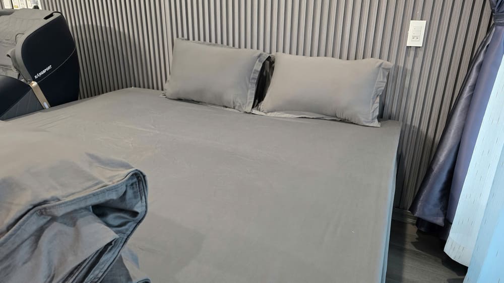 グレー色は、男の子の寝室に適した選択肢の1つです。写真:トゥアン・ダット