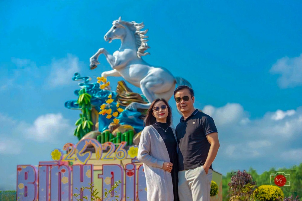 Cac chi tiet bom va duoi ngua duoc tao hinh uon luon, vua the hien chuyen dong manh me, vua giu duoc su mem mai, hai hoa trong bo cuc. 