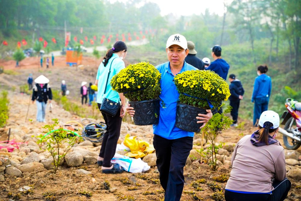De hoan thien khong gian doi Chuong Gio, nhung ngay qua, nguoi dan dia phuong da cung tham gia trang tri, chinh trang canh quan, gop phan tao dien mao moi cho khu vuc.
