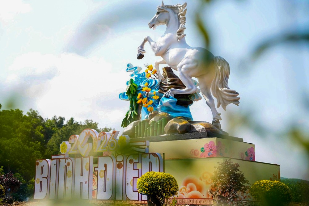 Linh vat co chieu cao khoang 3m, phan de cao 1,2m, duoc tao tac tu chat lieu xop, phu tong trang chu dao, tao cam giac thanh thoat, trang nha. 