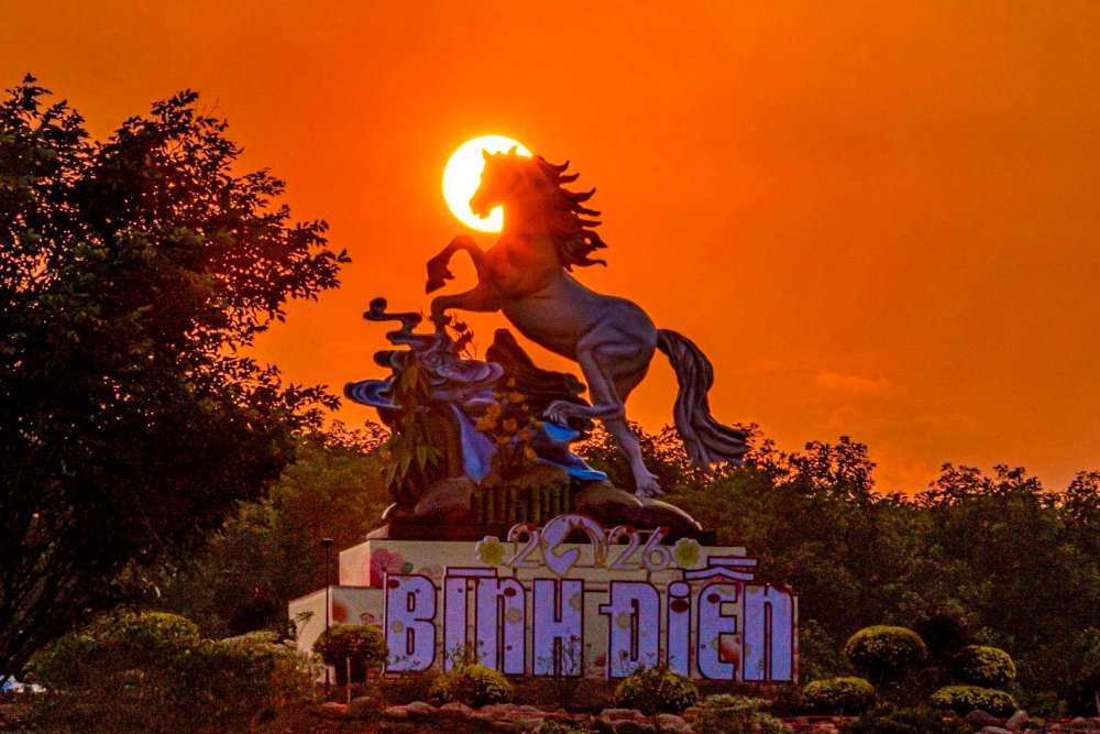 Ong Tran Xuan Anh – Chu tich UBND xa Binh Dien cho biet, linh vat khong chi mang y nghia trang tri ma con gui gam thong diep “Ma dao thanh cong”, the hien khat vong vuot kho, huong toi mot nam moi thuan loi, phat trien. Linh vat Bach Ma nam trong tong the du an “Vuon hoa, cong vien” tai thon Tam Hiep, gan cau treo Binh Thanh, quy mo khoang 2ha – khong gian xanh moi dang duoc dia phuong gap rut hoan thien de phuc vu nguoi dan.  