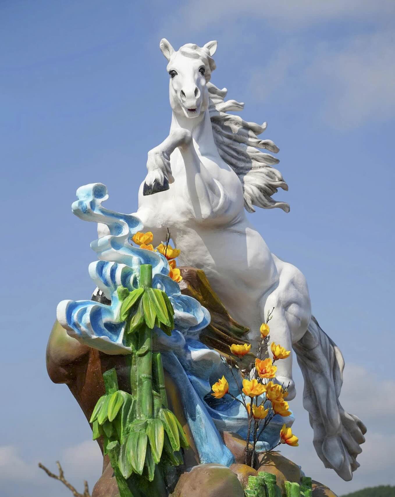 Hinh tuong ngua tung vo giua vach da, may nui va khom tre xanh tao nen tong the sinh dong, goi khong gian hung vi cua vung son cuoc Binh Dien. 