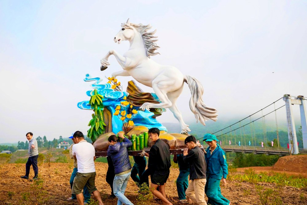 Nhung ngay giap Tet Binh Ngo 2026, khong khi tai xa Binh Dien (TP Hue) tro nen ron rang khi khu vuc doi Chuong Gio hoan tat cong tac chinh trang, tao diem nhan canh quan phuc vu nguoi dan du xuan, don Tet.