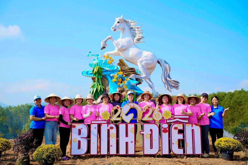 Noi bat giua khong gian nui rung xanh mat va dong song Huu Trach la linh vat Bach Ma vua duoc hoan thien, thu hut su quan tam cua nguoi dan va du khach.
