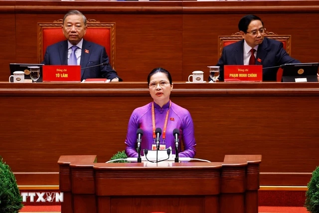 Dong chi Ha Thi Nga, Uy vien Trung uong Dang, Pho Bi thu Thuong truc Dang uy Mat tran To quoc, cac doan the Trung uong, Pho Chu tich - Tong Thu ky Uy ban Trung uong Mat tran To quoc Viet Nam, trinh bay tham luan tai Dai hoi. Anh: TTXVN