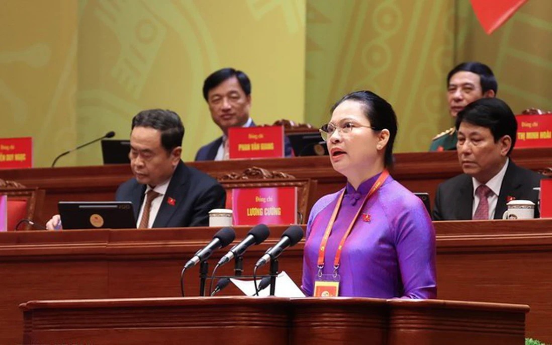 La camarada Ha Thi Nga, miembro del Comite Central del Partido, Subsecretaria Permanente del Comite del Partido del Frente de la Patria, las organizaciones centrales, Vicepresidenta - Secretaria General del Comite Central del Frente de la Patria de Vietnam, presento un documento en el Congreso. Foto: TTXVN