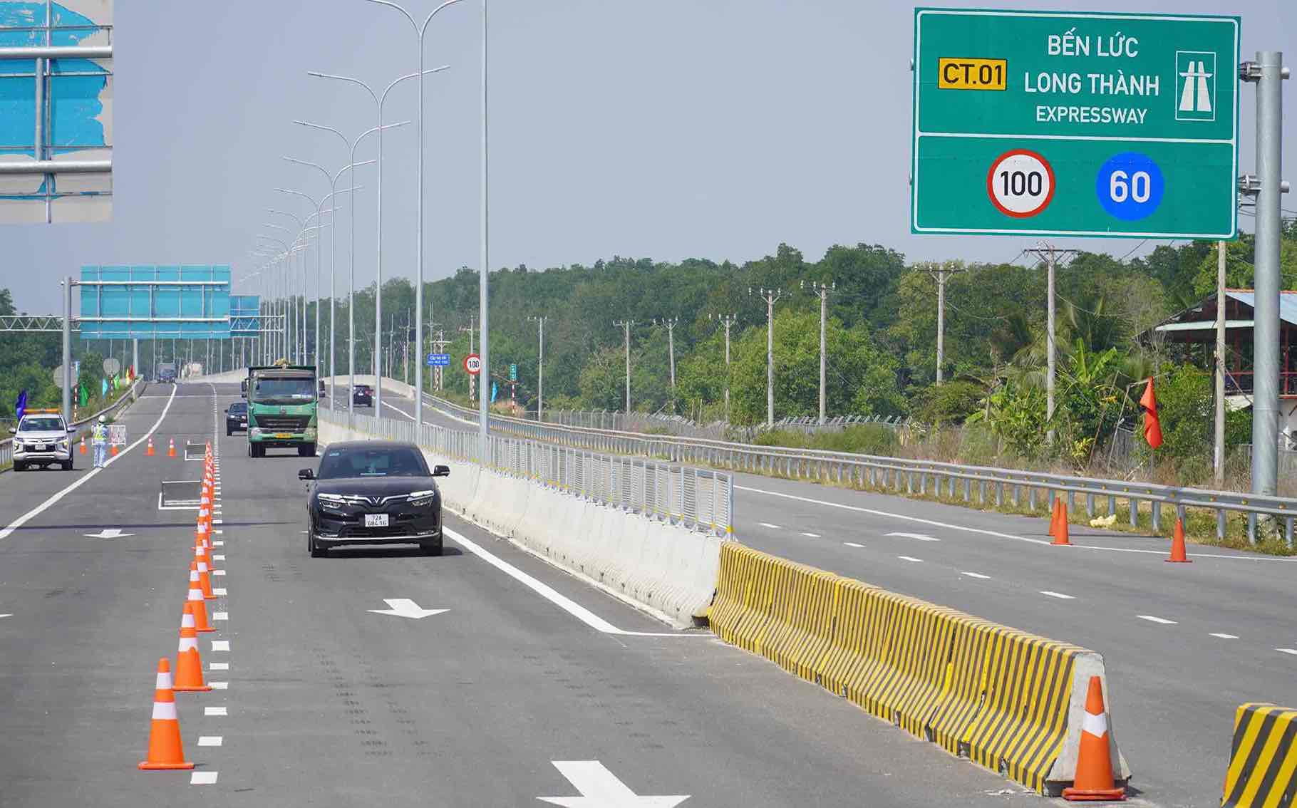 Cac phuong tien luu thong qua tram thu phi cao toc Ben Luc - Long Thanh doan tinh Dong Nai. Anh: HAC 