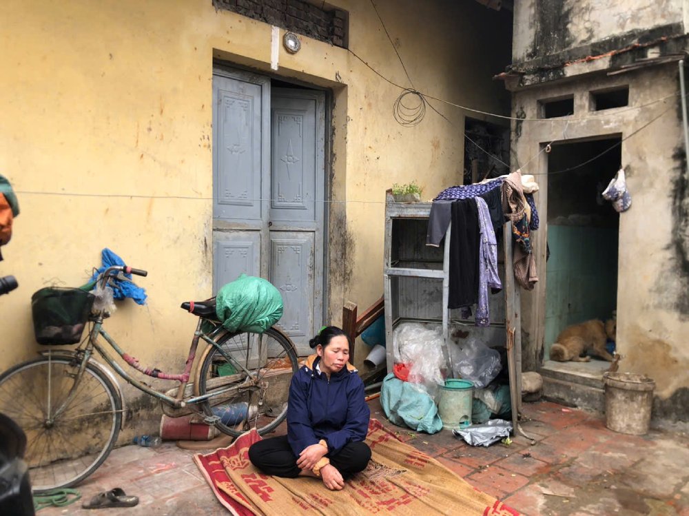 Feeling sorry for her 2 sick children, the poor mother wiped away tears, struggling to earn every penny to take care of her children... Photo: Quynh Chi