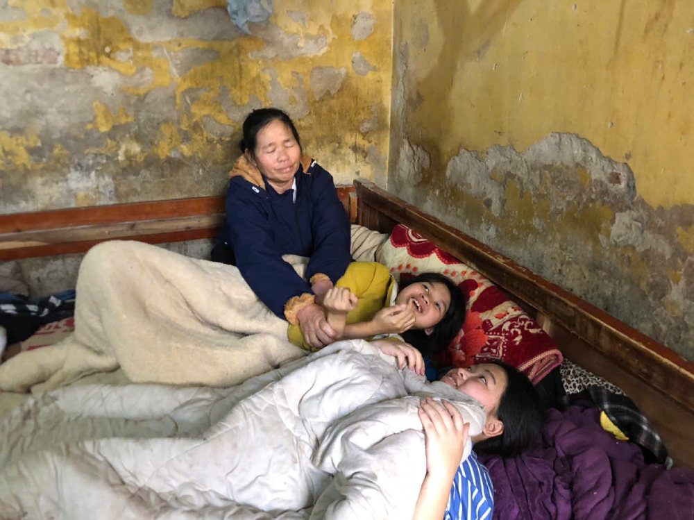 Ba Hang co hai con gai la Nguyen Thi Hieu Ly (ao soc xanh) va Nguyen Thi Lan Anh (ao vang) deu mac benh tam than tu nho. Nghi den cac con, nguoi me ngheo chi biet khoc... Anh: Quynh Chi