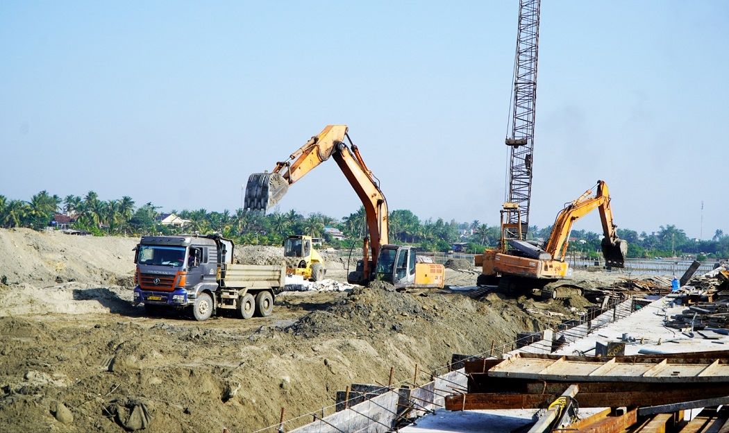 Contractors accelerate construction of the project to upgrade and expand the storm shelter anchorage combined with Tinh Hoa fishing port in Quang Ngai, determined to compensate for progress after storms and floods. Photo: Thanh Nhi
