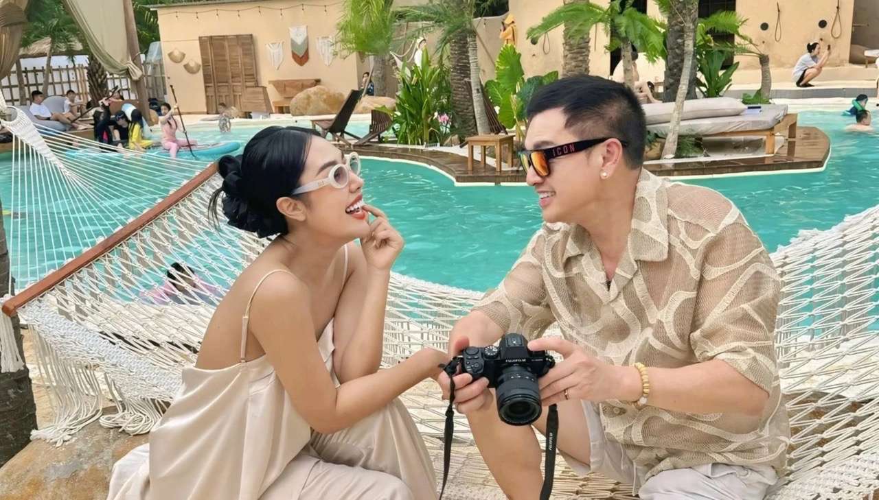 Quang Minh has a happy life with his younger girlfriend. Photo: Artist provided.