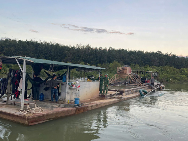 In addition to detecting drug-related cases, Ia Toi Commune Police also coordinated to handle illegal mineral mining barges. Photo: Police