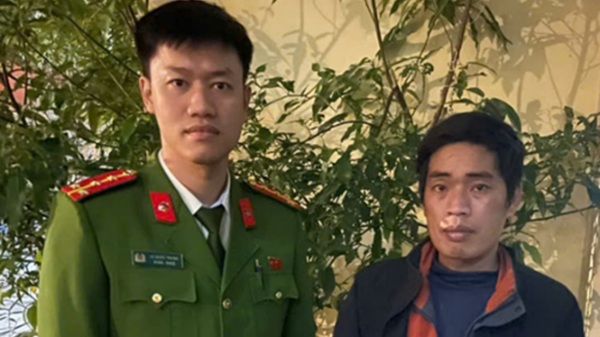 Công an xã Quảng Bị bắt giữ đối tượng tàng trữ ma túy. Ảnh: CAHN