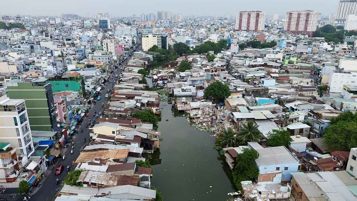 Renovating the most polluted canal in Ho Chi Minh City, many people dismantle houses to hand over land. Photo: Anh Tu
