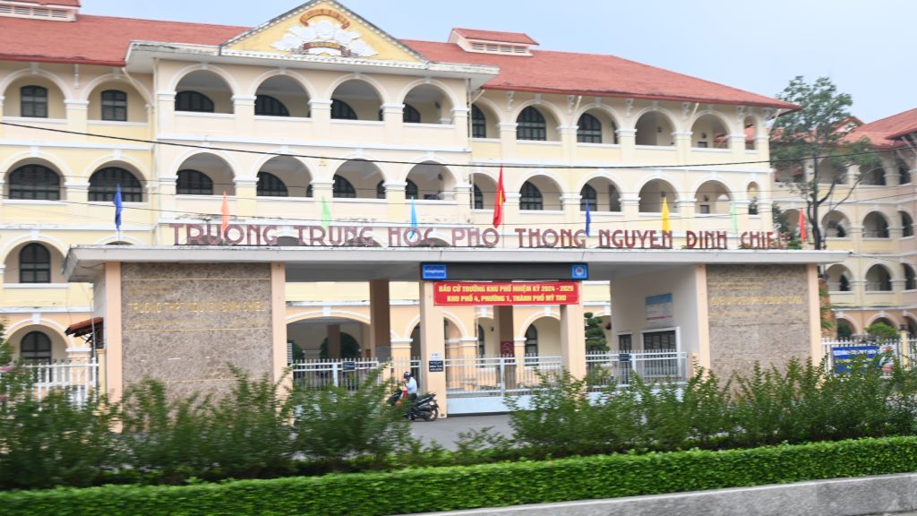 The Department of Education and Training of Dong Thap province has just approved successful candidates in the teacher recruitment exam for Nguyen Dinh Chieu High School. Photo: Thanh Nhan