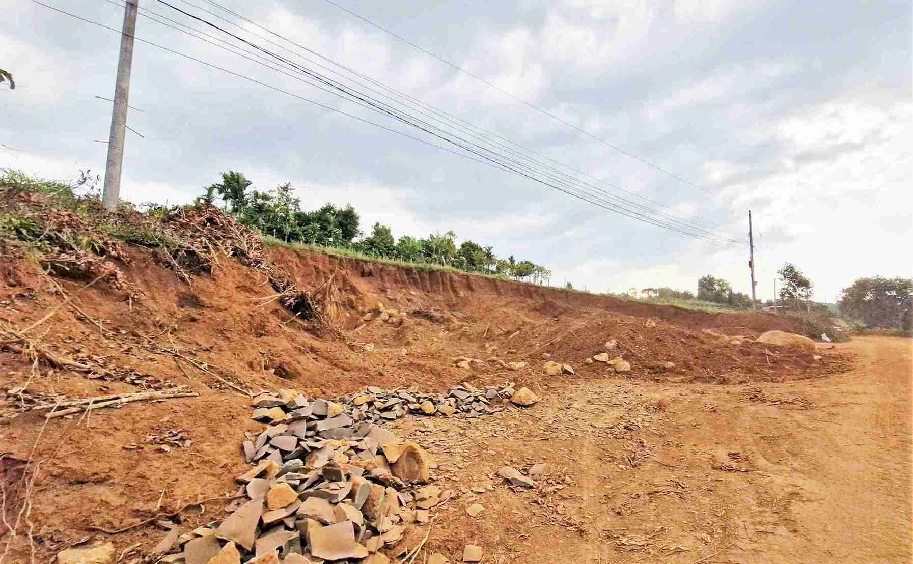 Trong qua trinh san gat, cai tao mat bang khien dat dai doi du phai dang ky thu hoi khoang san. Anh: Phuc Khanh 