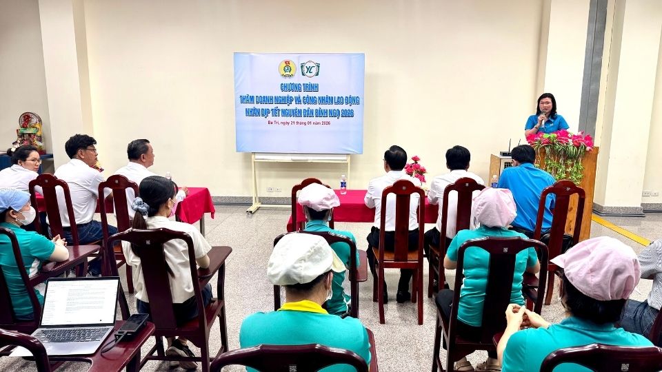 Ba Le Thi Kim Chi – Pho Chu tich Thuong truc Lien doan Lao dong tinh Vinh Long phat bieu, dong vien cong nhan, nguoi lao dong tai doanh nghiep. Anh: Hoang Loc