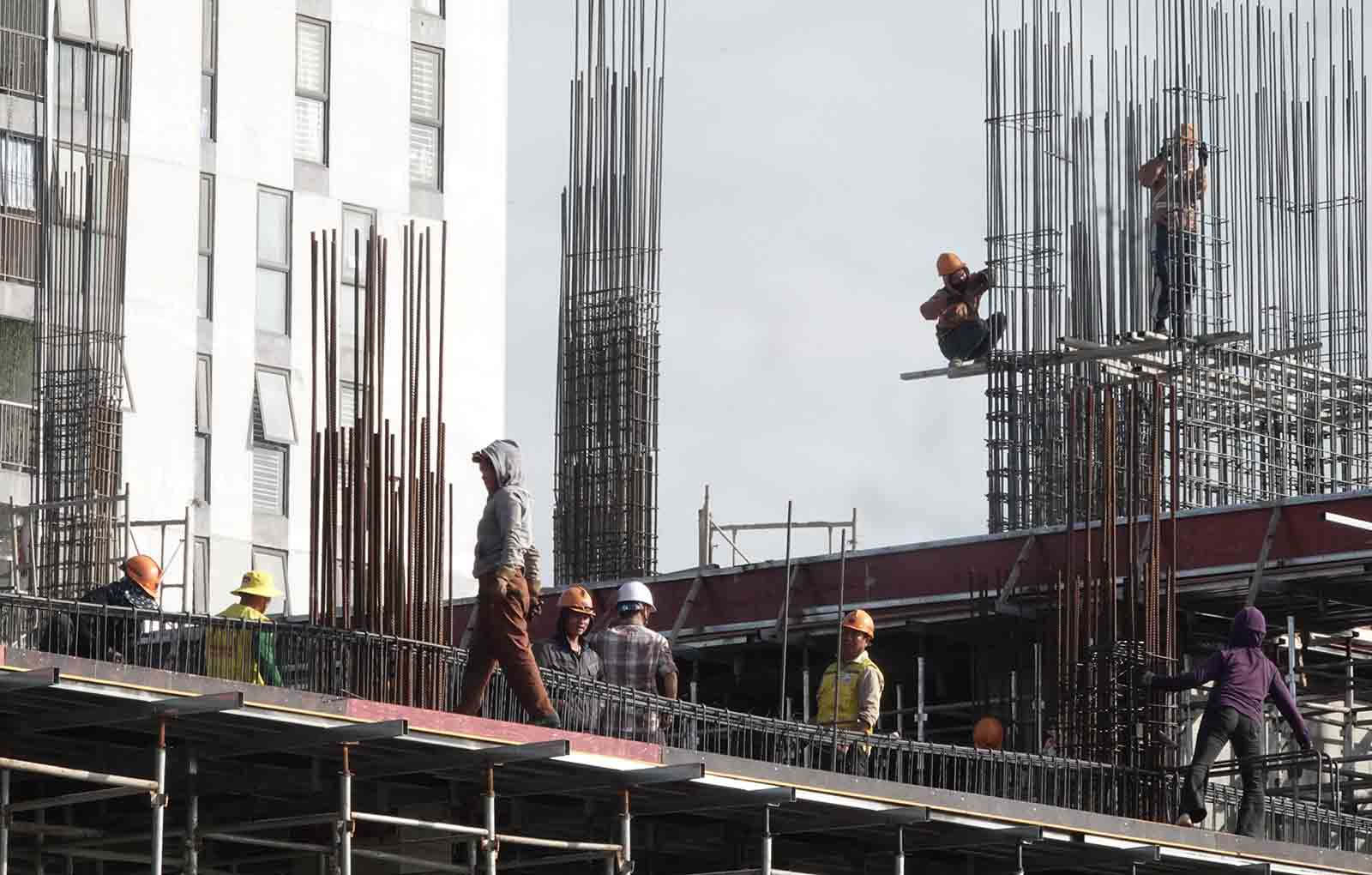 Nhieu cong nhan dang thi cong cong trinh nha o xa hoi phuong Thanh Sen giai doan 2. Anh: Tran Tuan.