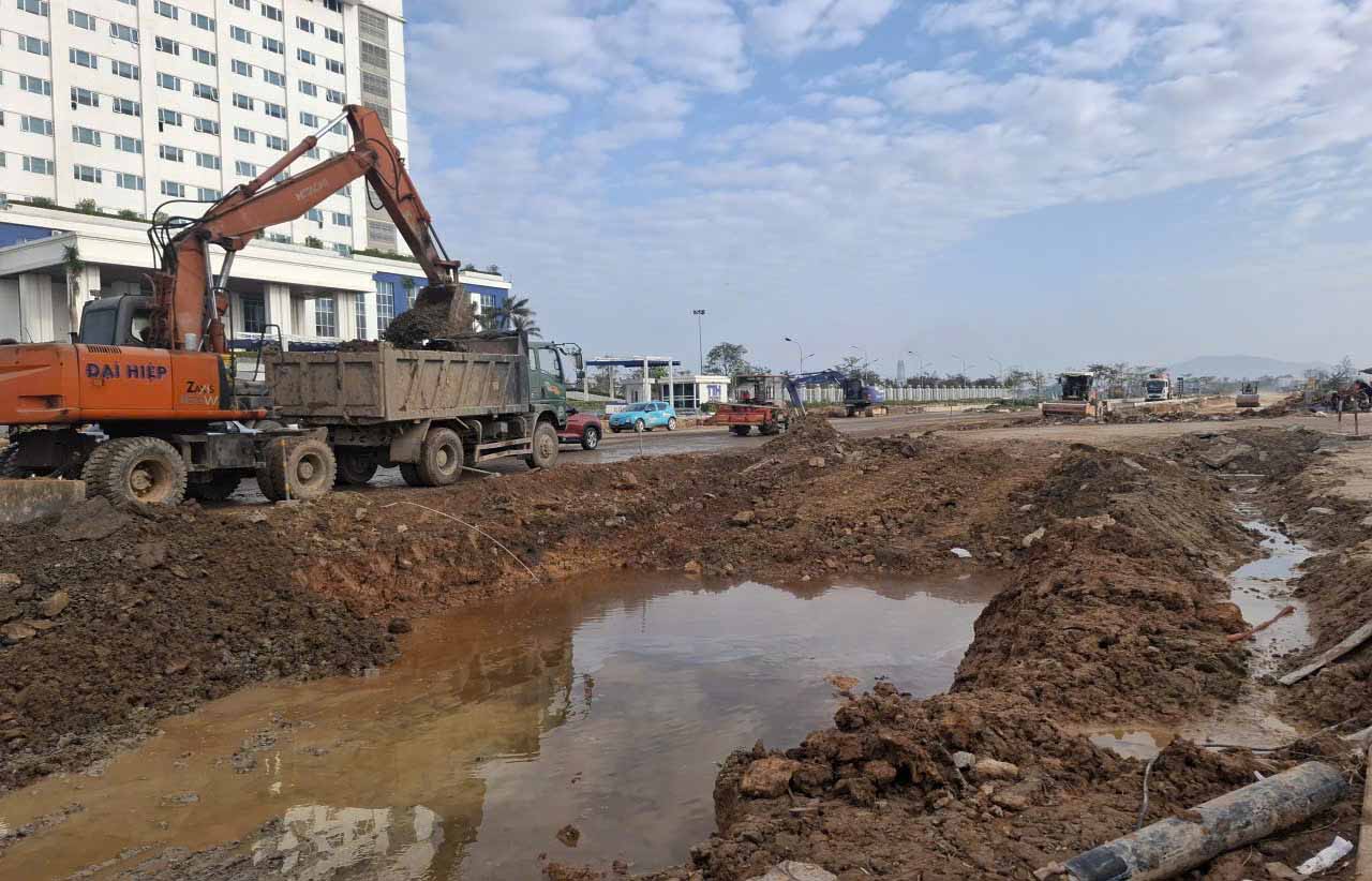 Nhieu may moc thi cong tai Du an Nang cap, mo rong duong Ngo Quyen. Anh: Tran Tuan.