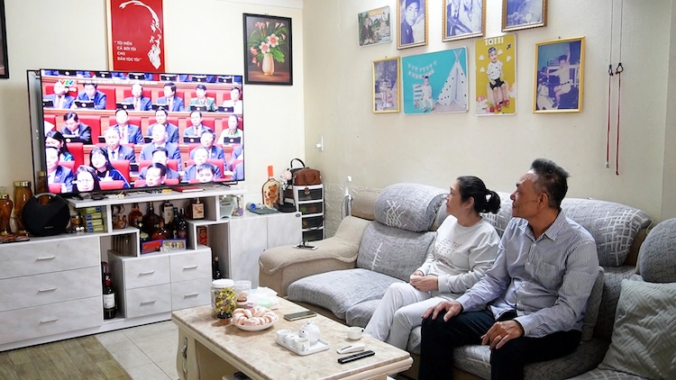 The family of Mr. Tran Minh Tien, Head of the Fatherland Front Work Committee of My An 2 residential area, An Hai ward, Da Nang city, watched the 14th National Congress of Delegates via online screen. Photo: Tran Thi