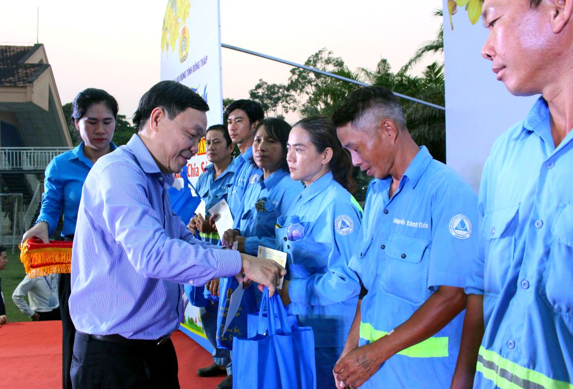Mr. Phan Van Thang - Deputy Secretary of Dong Thap Provincial Party Committee presents gifts to union members at Sa Dec industrial park at Tet Sum vay - Spring of Party Gratitude 2024. PhotoL Thanh Mai