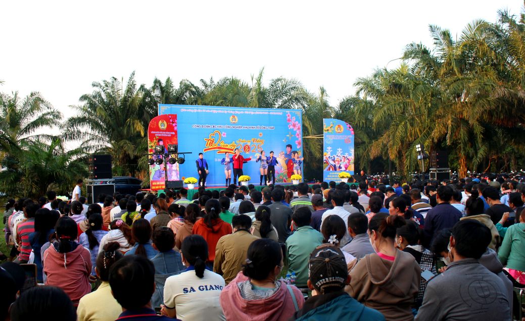 Chuong trinh van nghe tai su kien Tet sum vay- Xuan on Dang o Khu cong nghiep Sa Dec. Anh: Thanh Mai