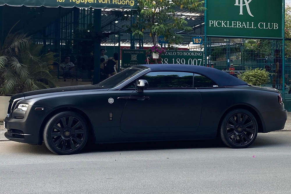 L'une des deux Rolls-Royce Dawn au Vietnam avec un exterieur peint en noir, un design decapotable luxueux typique de la marque Rolls-Royce. Photo: Huynh Thanh Thao