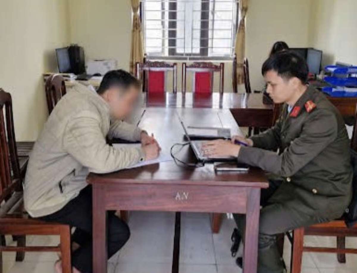 Công an xã Khánh Thiện, tỉnh Ninh Bình làm việc với người đăng tin sai sự thật. Ảnh: Công an xã Khánh Thiện