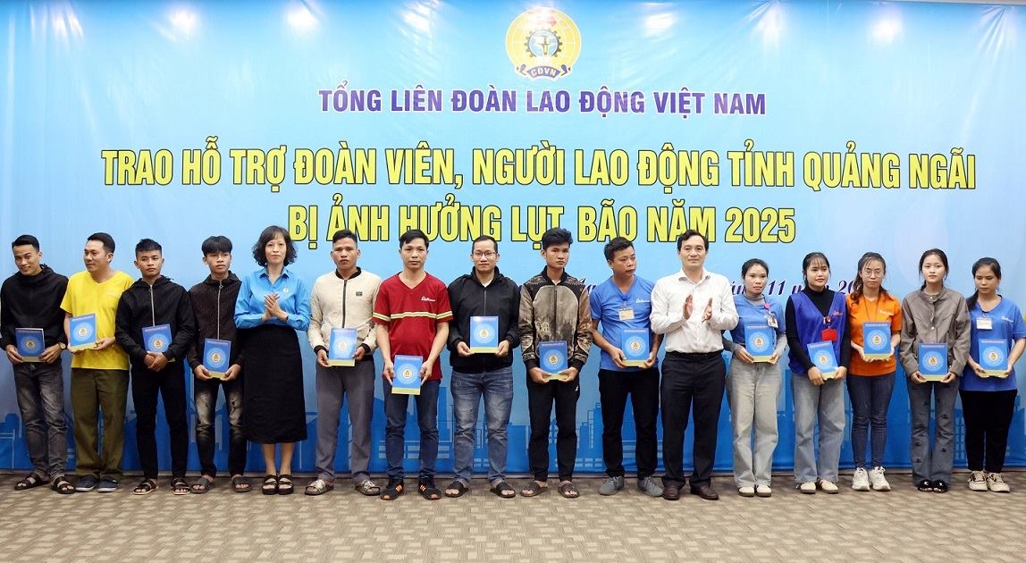The Vietnam General Confederation of Labor and the Quang Ngai Provincial Labor Federation organize gifts for union members and workers affected by storms and floods in 2025. Photo: Vien Nguyen