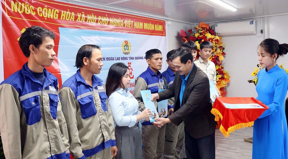 Trong nam 2025, toan tinh ket nap moi 5.033 doan vien. Anh: Cong doan Quang Ngai