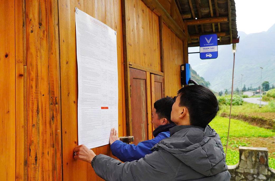 Xa Meo Vac niem yet cac thong tin bau cu tai cac thon. Anh: Kim Tien.