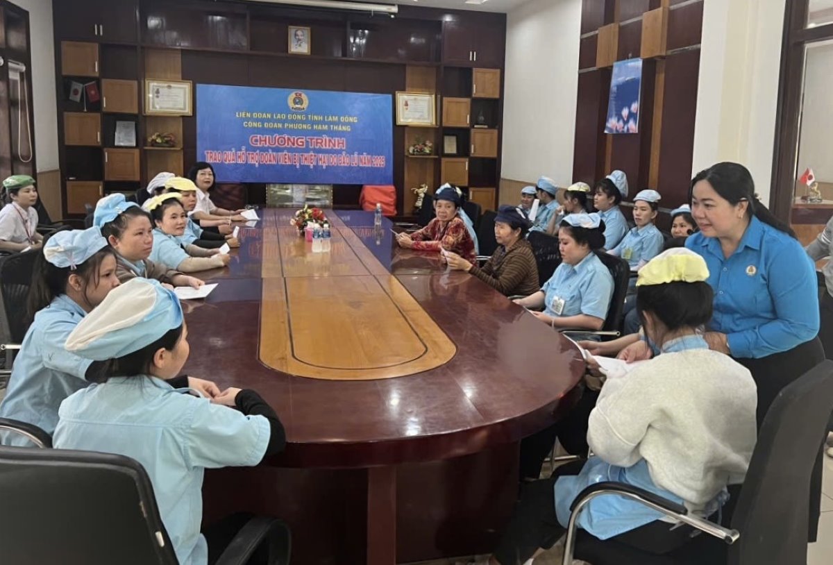 Ba Tran Thi Xuan Tham - Chu tich Cong doan phuong Ham Thang trao ho tro cho doan vien. Anh: Duy Tuan 