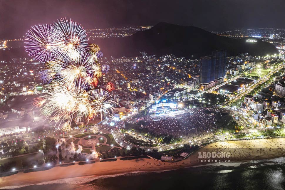 Gia Lai organizes fireworks displays on New Year's Eve at Nguyen Tat Thanh Square (Quy Nhon ward) and Dai Doan Ket Square (Pleiku ward) to welcome the new year. Photo: Dung Nhan