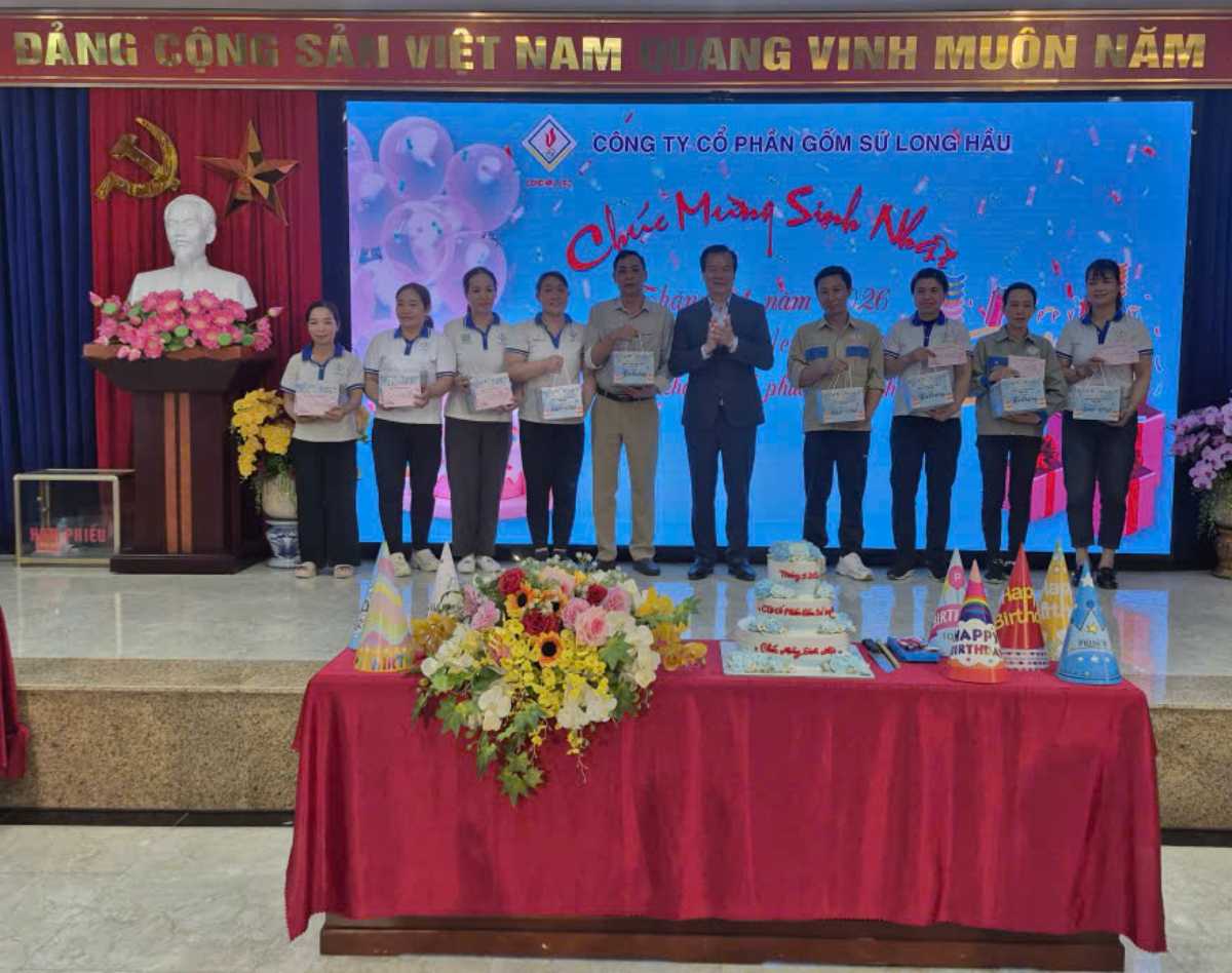 The grassroots trade union of Long Hau Pottery Joint Stock Company organizes birthdays for union members, workers, and laborers. Photo: Nguyen Tuan