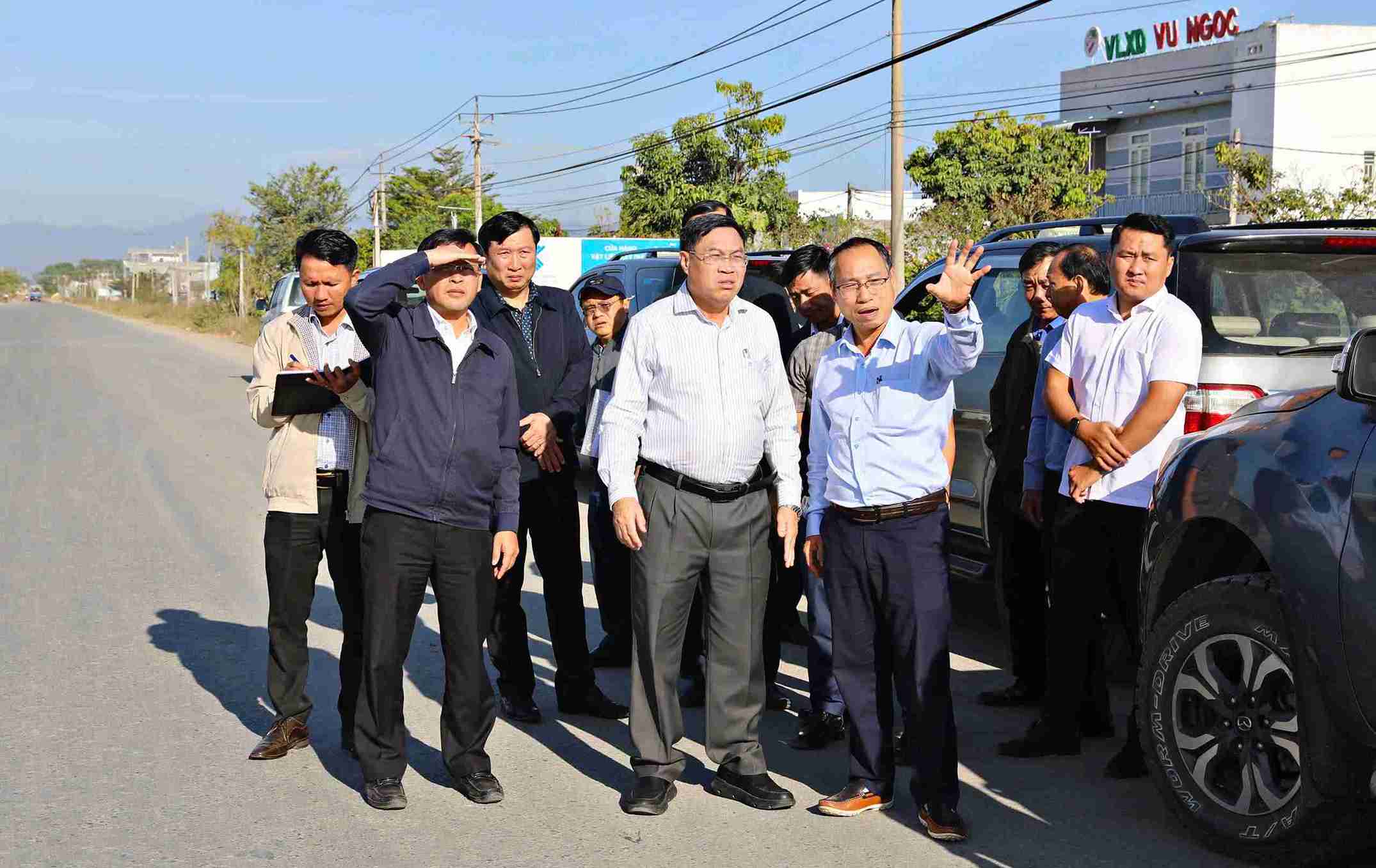 M. Vo Ngoc Hiep a demande que la route nationale 28B soit achevee dans les delais de prolongation, au plus tard le 31 mars. Photo: Phuc Khanh