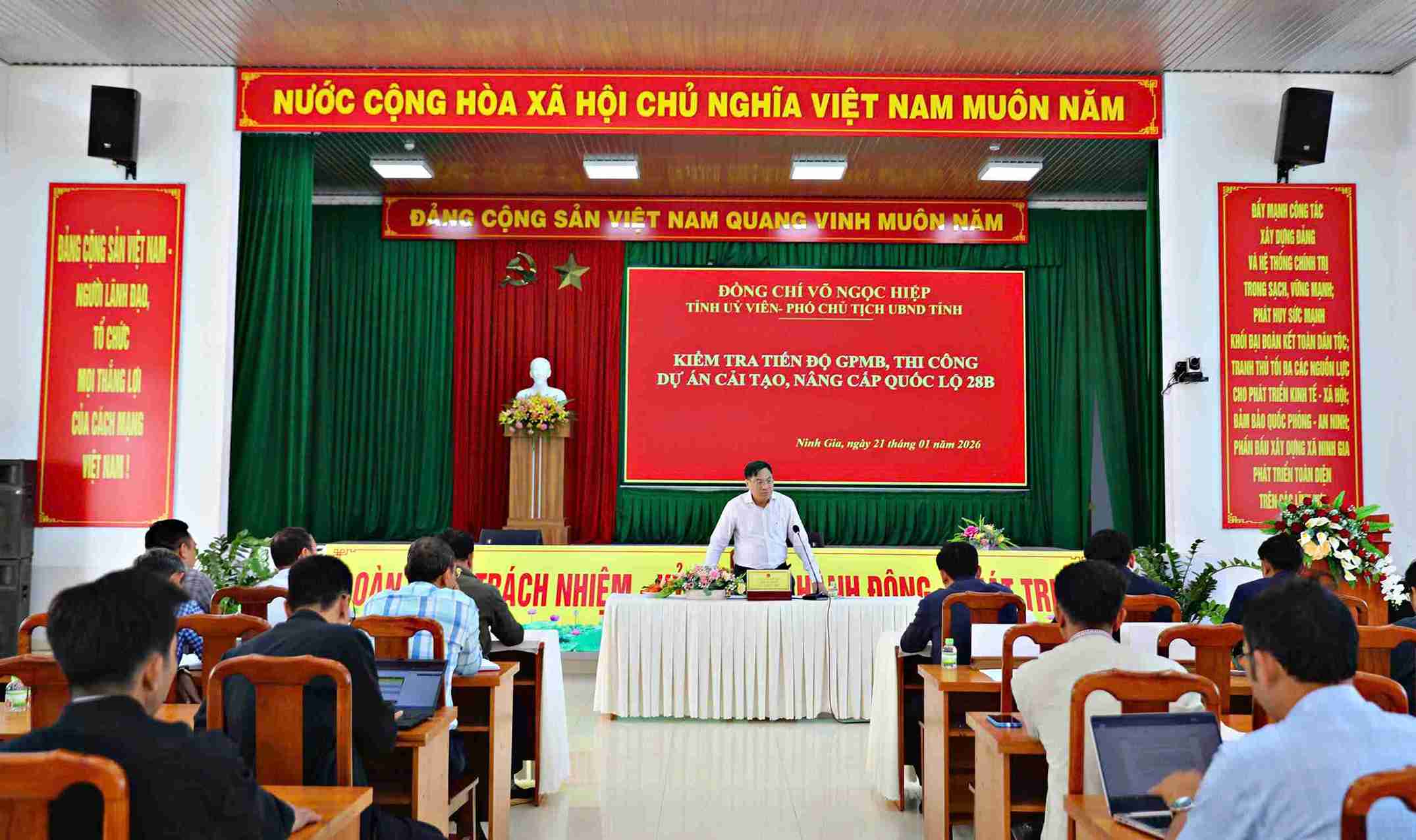 Pho Chu tich UBND tinh Lam Dong Vo Ngoc Hiep yeu cau chu dau tu, don vi thi cong tap trung moi nguon luc hoan thanh Quoc lo 28B dung han. Anh: Phuc Khanh 