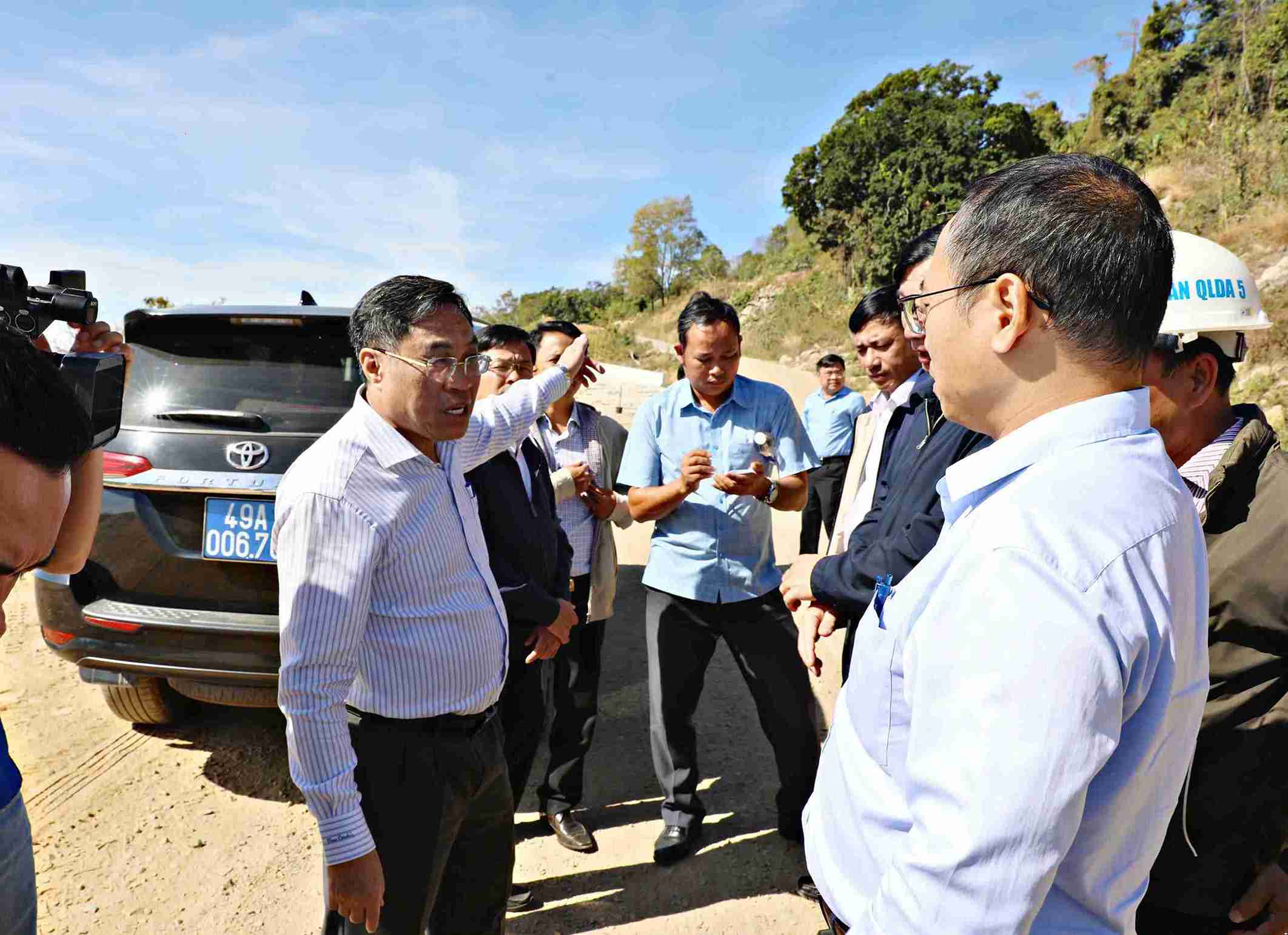 Ong Vo Ngoc Hiep, Pho Chu tich UBND tinh Lam Dong kiem tra thuc te tien do thi cong Quoc lo 28B. Anh: Phuc Khanh 