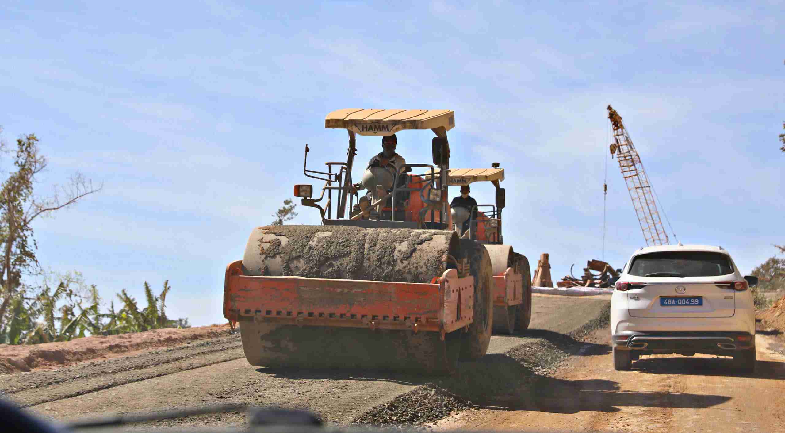 Phuong tien, may moc tap trung day nhanh tien do thi cong Quoc lo 28B. Anh: Phuc Khanh 