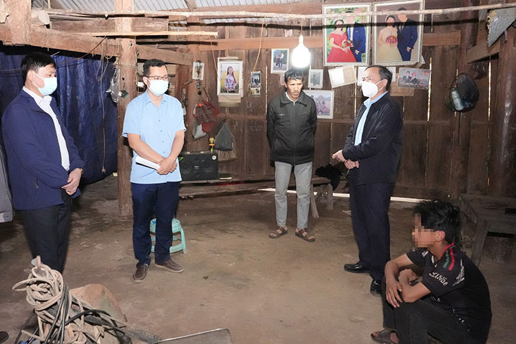 Leaders of Dien Bien Department of Health inspect households with measles cases in Si Pa Phin commune (January 19). Photo: CDC Dien Bien
