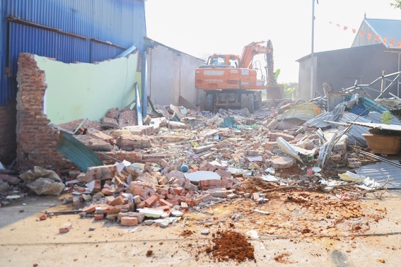 끼에우푸사, 공공 토지 침범 위반 건축물 강제 집행 결정 진행. 사진: 끼에우푸사 인민위원회