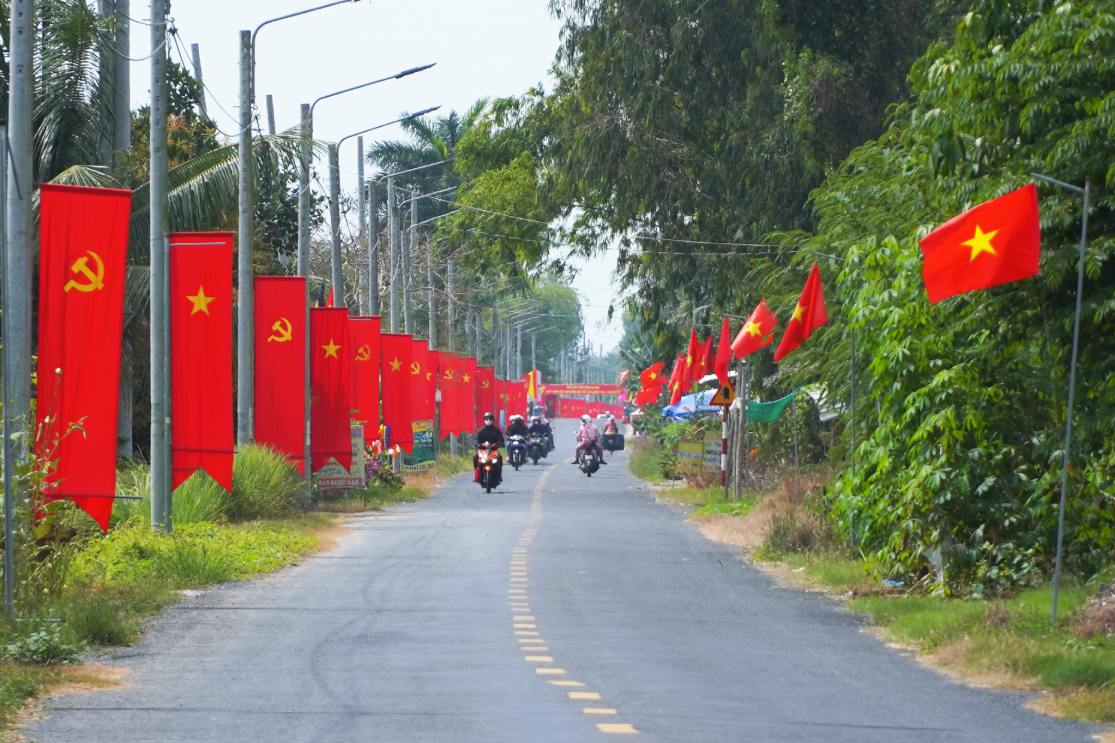 Duong o xa Co Do trang hoang chao mung Dai hoi Dang. Anh: Ta Quang
