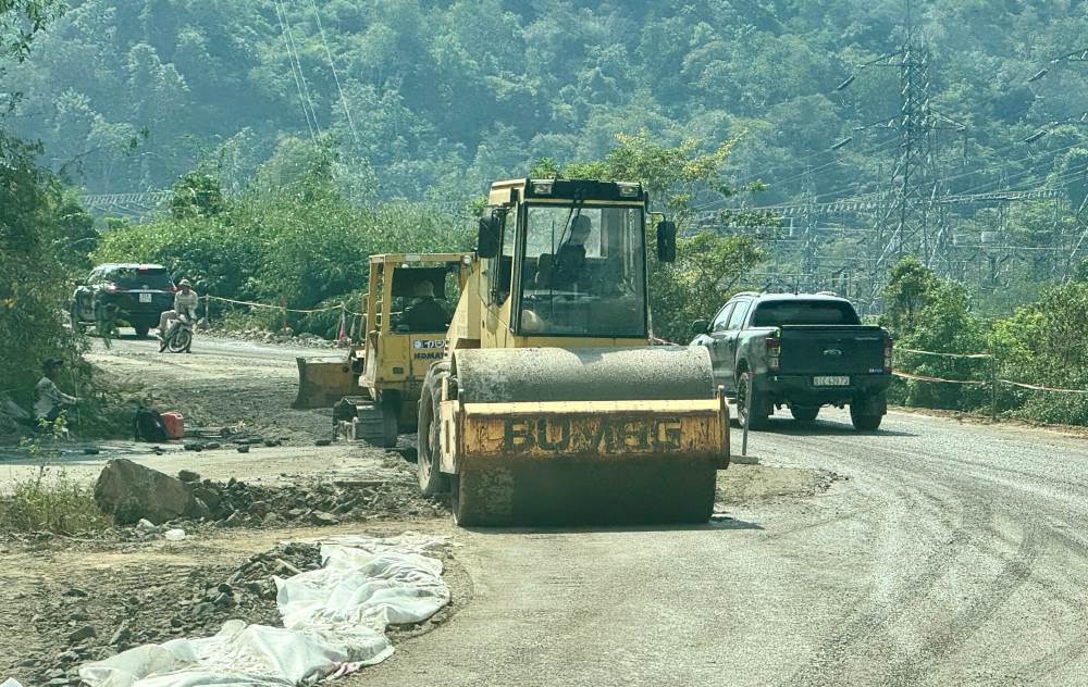 May moc thi cong sau khi cong tac giai phong mat bang duoc day nhanh tien do. Anh: Duy Tuan 