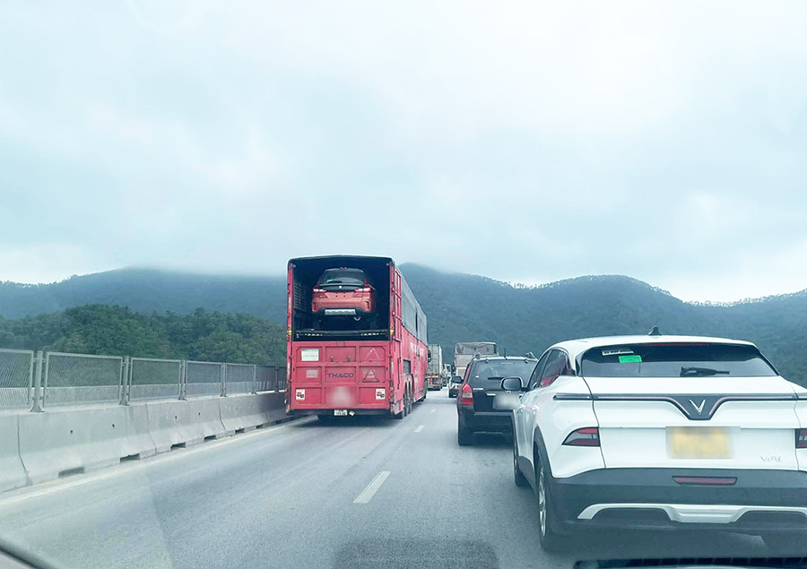Congestion de trafico prolongada en la autopista Norte-Sur, tramo cerca del tunel Than Vu, direccion a Hanoi. Foto: Ngoc Anh