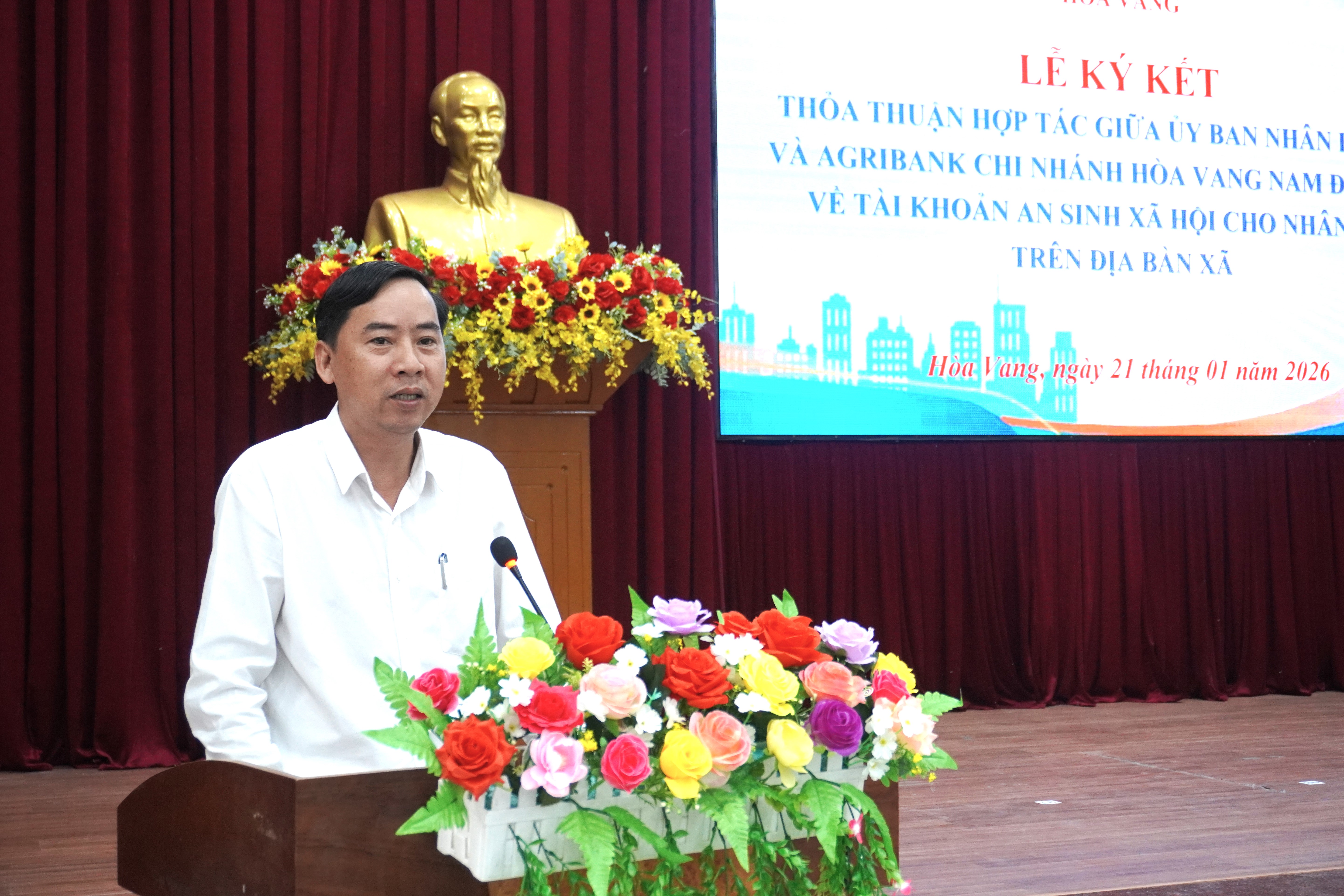 Ong Le Phu Nguyen - Chu tich UBND xa Hoa Vang phat bieu tai chuong trinh. Anh: Tran Thi