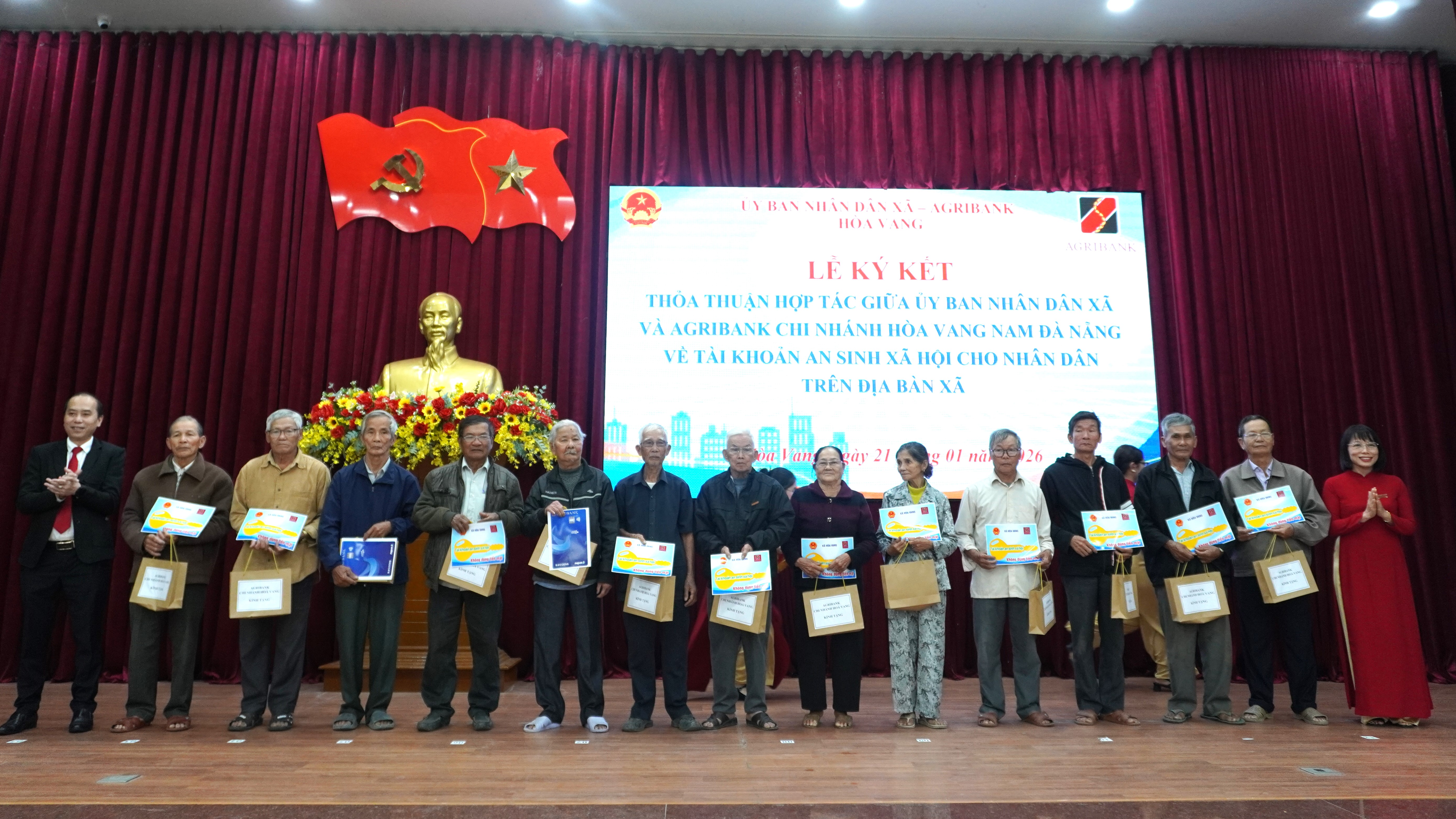 Trao tai khoan an sinh xa hoi cho nguoi dan tren dia ban xa Hoa Vang, TP Da Nang. Anh: Tran Thi