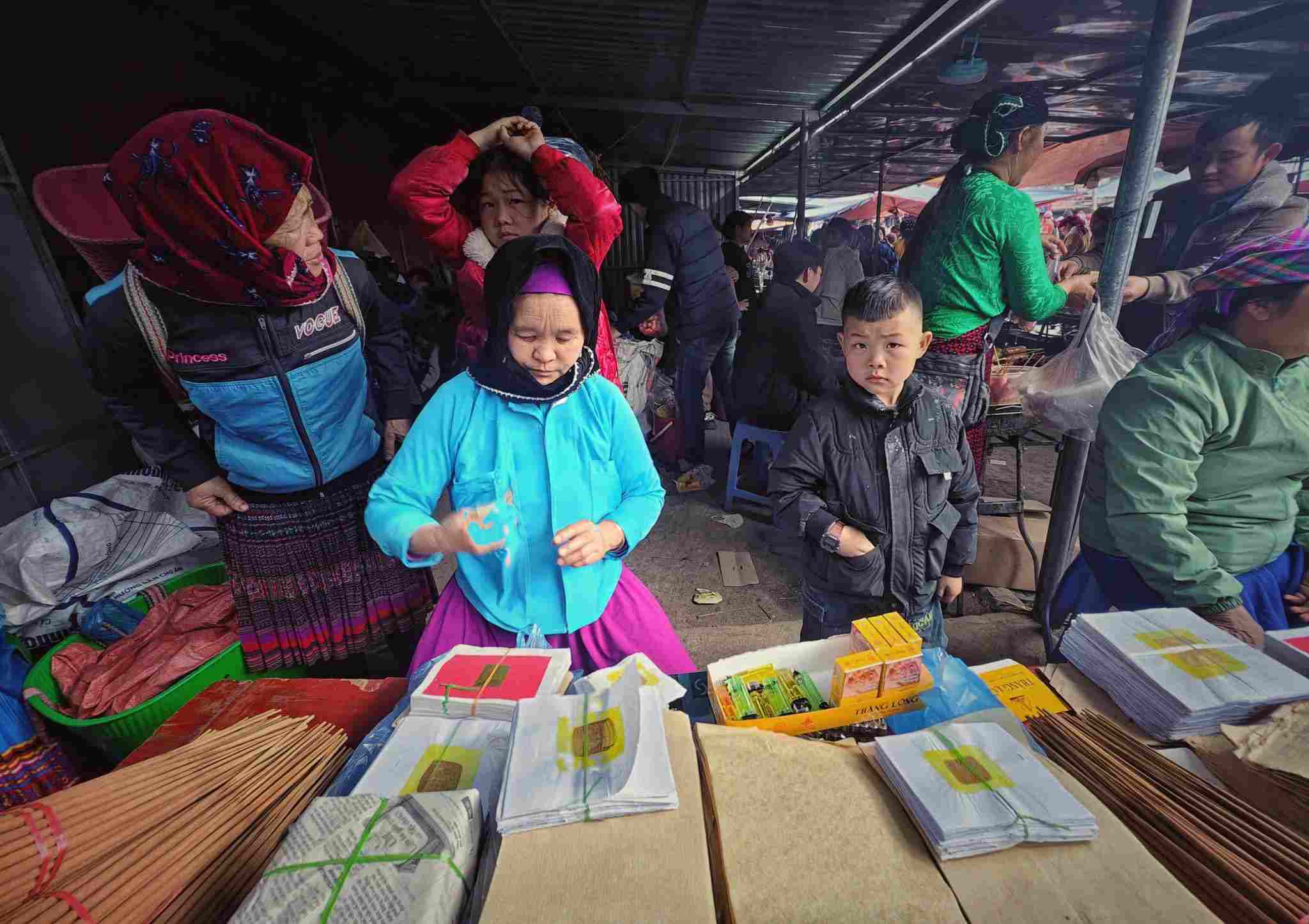 Phien cho da thanh net dep sinh hoat van hoa cua cac dan toc vung cao. Nhieu ba con danh ca ngay o day de mua sam, vui choi, an uong.  Anh: Khuong Minh