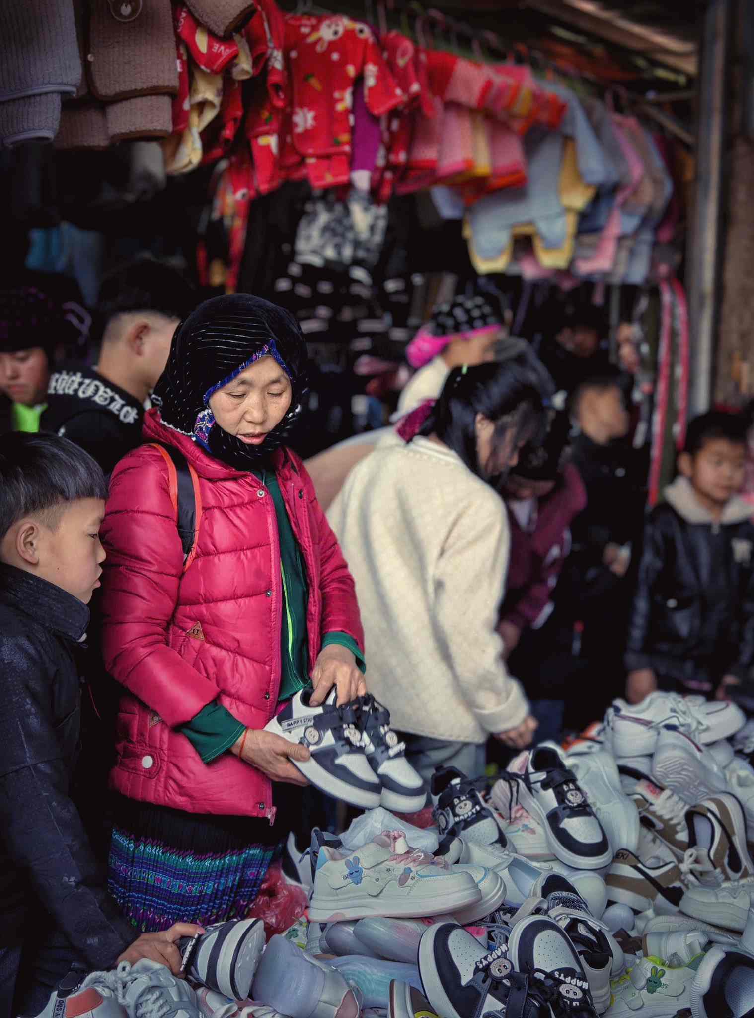 Cho phien Dong Van nam trong quan the pho co Dong Van, moi tuan hop mot lan vao sang chu nhat. D dong bao mang cac san pham cua gia dinh tu trong hoac tu san xuat den cho phien Dong Van (Ha Giang) de trao doi, buon ban. 