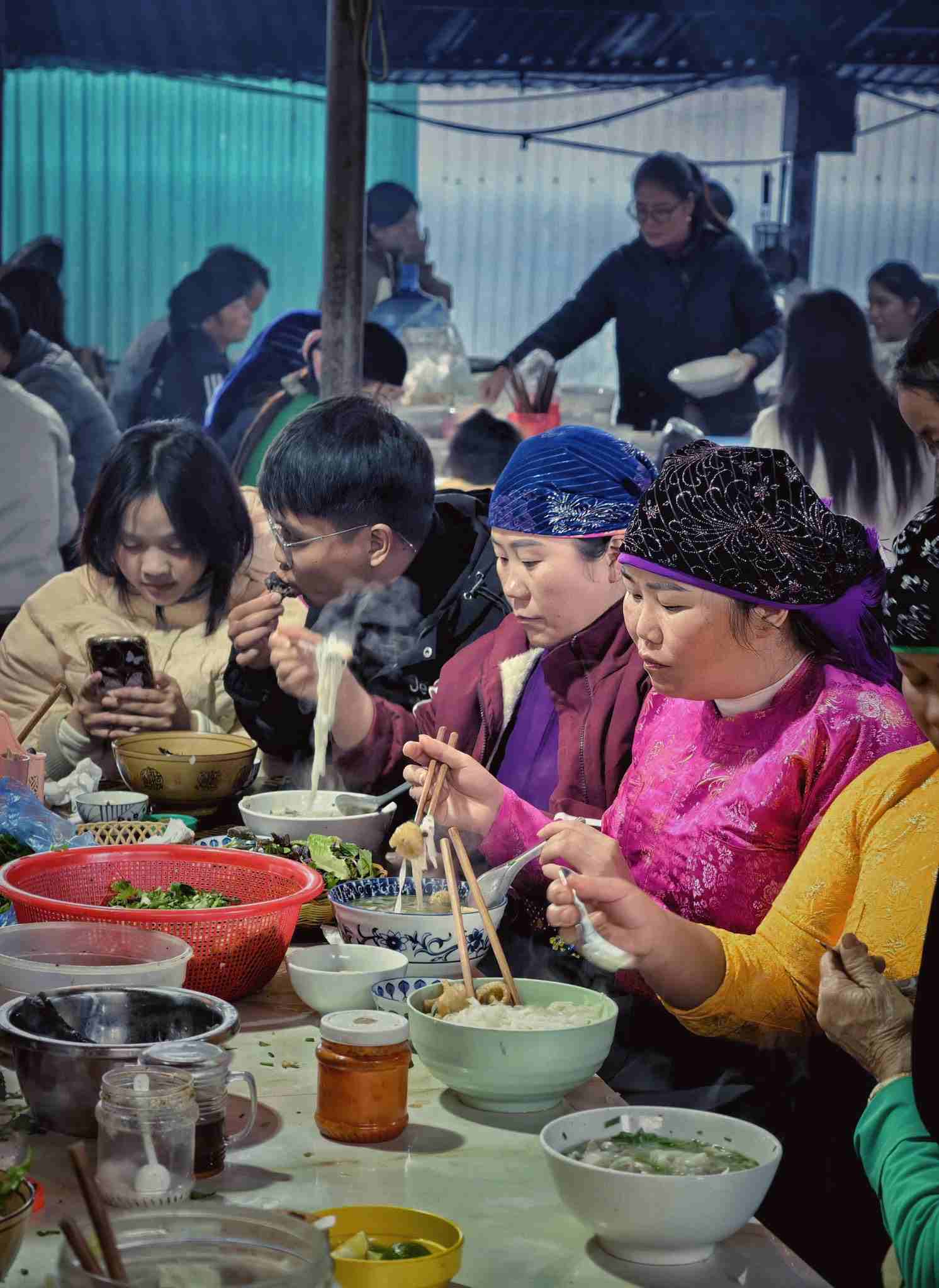 Thuc khach quay quan ben nhung chiec ban go, thuong thuc mon ngon nong hoi, moi tuan chi co mot lan. Mon an phong phu tu thang co, men men (banh ngo), chao au tau, banh cuon, cho den pho ga, bun bo… 